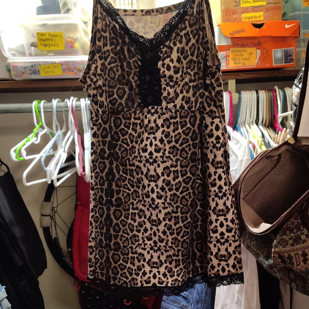 Chic Leopard Print Tank Top with Lace Trim